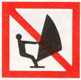 Rood-omrande ruit met een windsurfer-silhouet en een schuine balk erdoorheen. Betekenis: verboden voor zeilplanken.