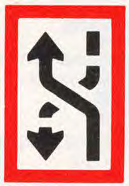 Rood-omrand bord met een pijl die vanuit de linkerkant naar rechts (stuurboord) buigt, met een gestippelde pijl omlaag ernaast. Betekenis: verplichting het vaarwater over te steken naar stuurboord.