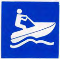 Blauw bord met een wit pictogram van een waterscooter met bestuurder. Betekenis: waterscooters toegestaan.