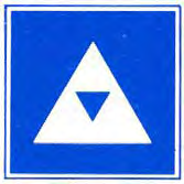 Blauw bord, witte driehoek met één klein blauw driehoekje erin. Betekenis: toestemming ligplaats uitsluitend voor duwvaart die één blauwe kegel of licht moet voeren.