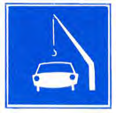 Blauw bord met een witte auto en een hijshaak/kraanarm ernaast. Betekenis: toestemming te meren voor het onmiddellijk van of aan boord zetten van een auto.