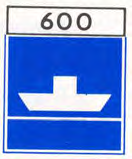 Wit bord "600" boven een blauw bord met een scheepspictogram (voorbeeldcombinatie). Betekenis: richtingaanduidingen; onderbord naast het hoofdteken dat de richting van het vaarweggedeelte aangeeft waarop het hoofdteken betrekking heeft, eventueel met de lengte van het traject (voorbeeld: niet-vrijvarende veerpont na 600 m).
